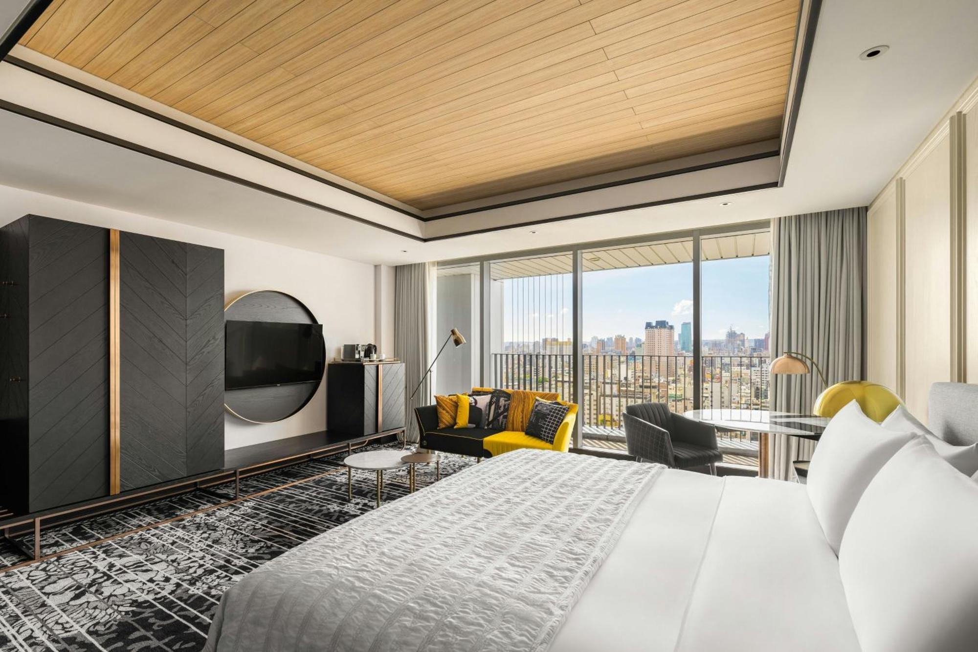 Le Meridien Đài Trung Ngoại thất bức ảnh A guest room at the Westin Tokyo