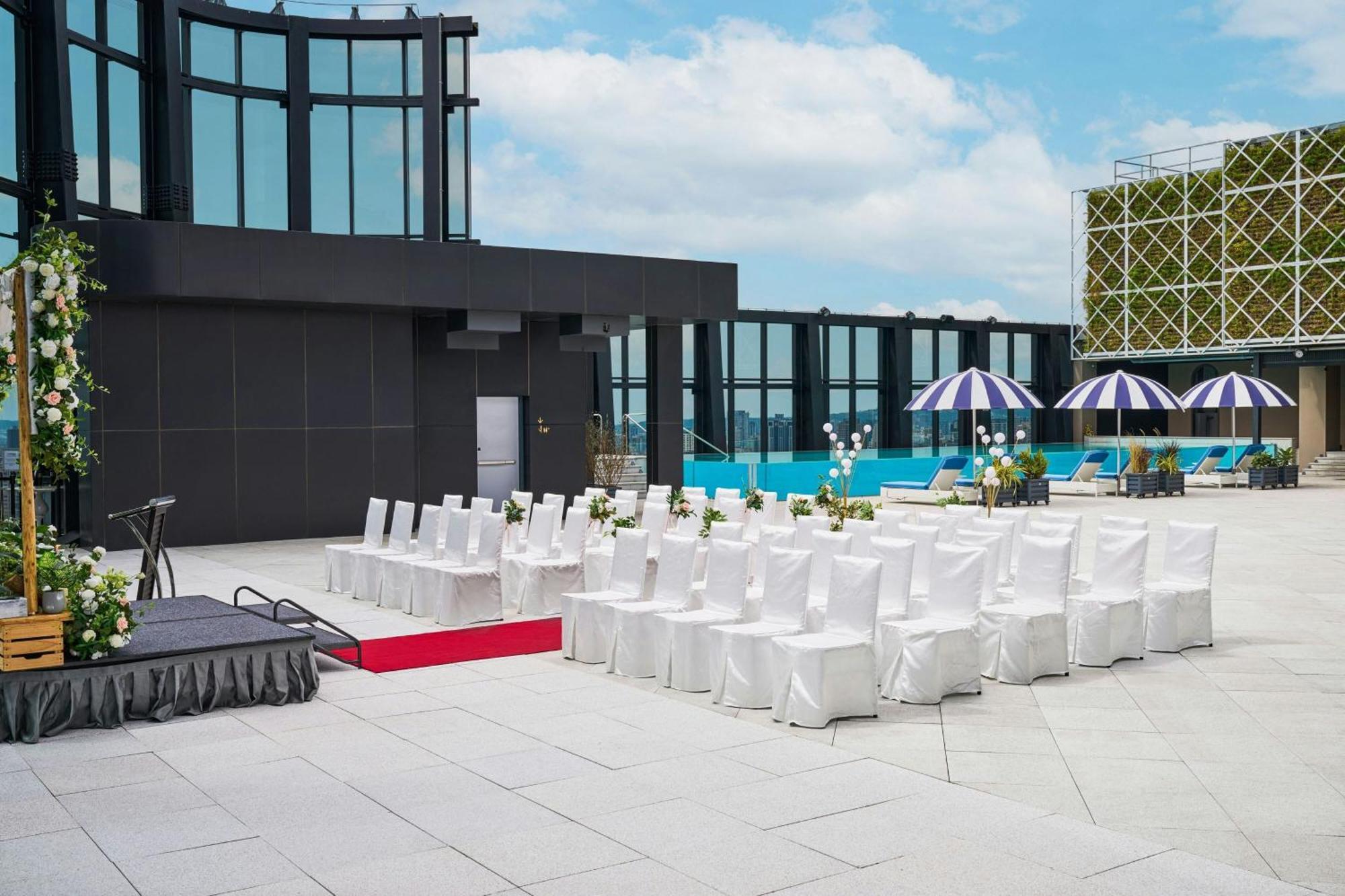Le Meridien Đài Trung Ngoại thất bức ảnh The rooftop pool at the hotel