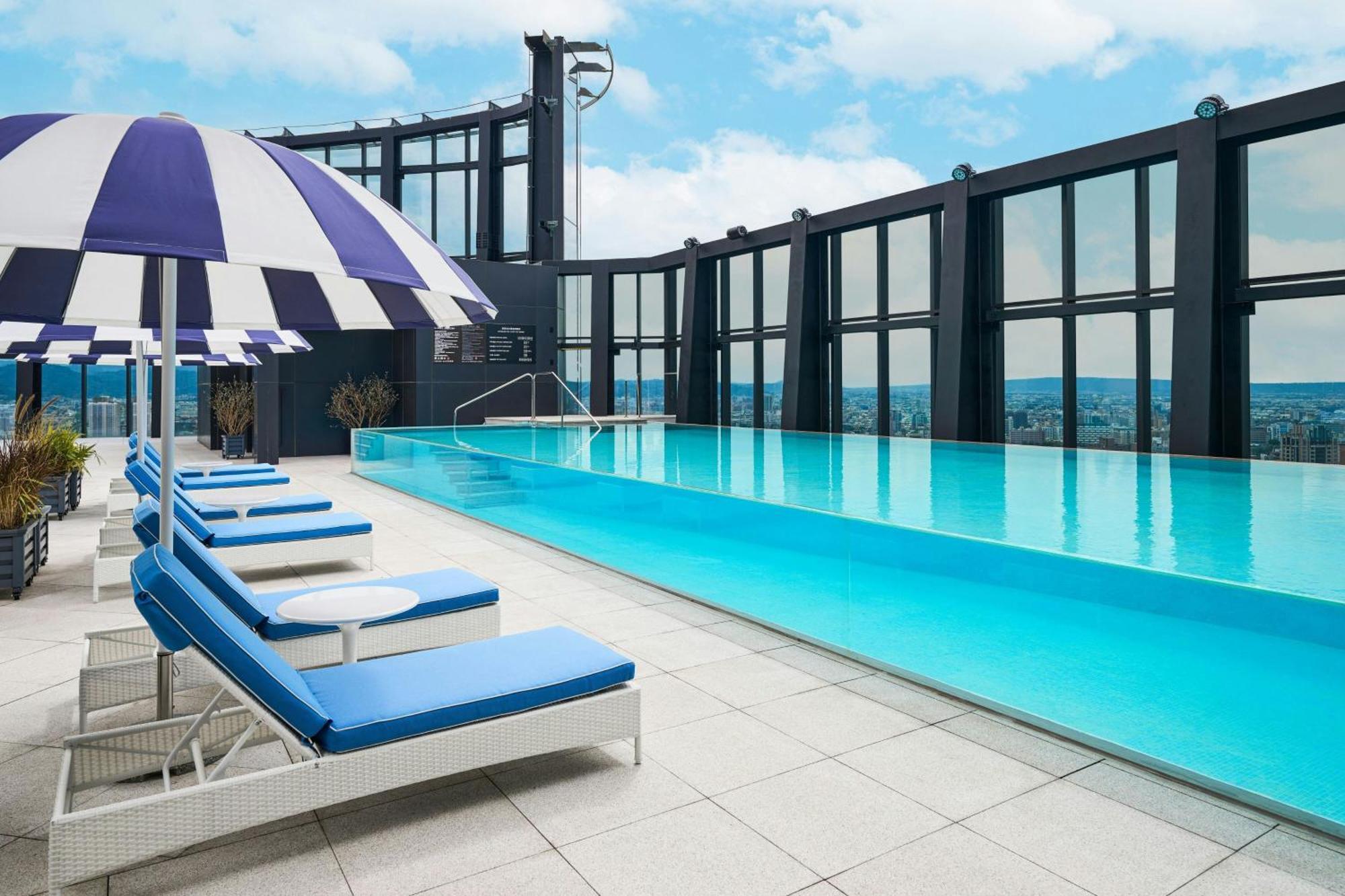 Le Meridien Đài Trung Ngoại thất bức ảnh The rooftop pool at The Westin