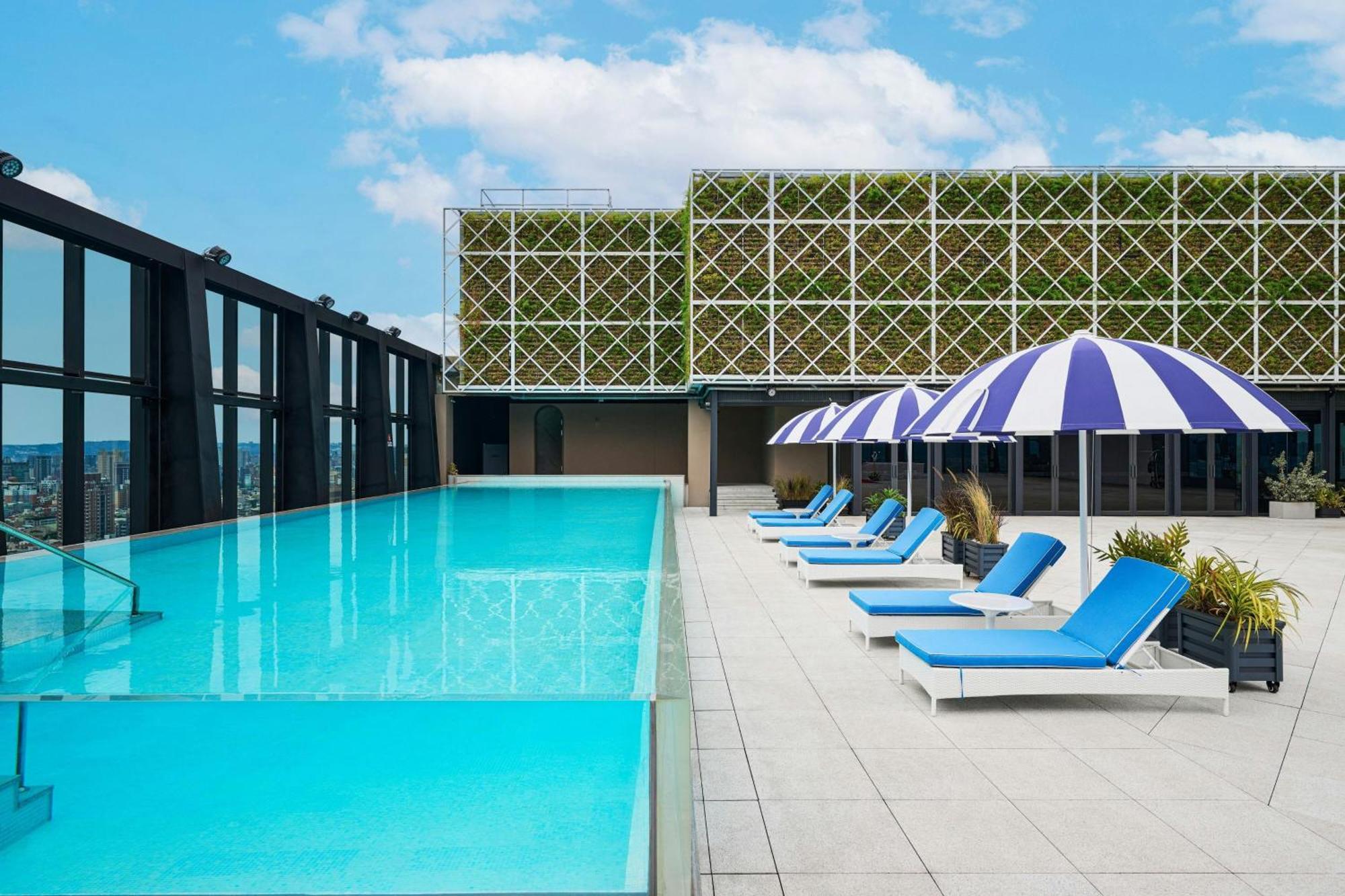 Le Meridien Đài Trung Ngoại thất bức ảnh Rooftop pool at The Standard East Village
