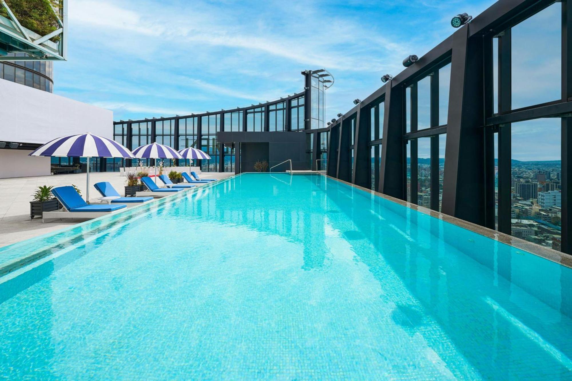 Le Meridien Đài Trung Ngoại thất bức ảnh The rooftop pool at the hotel