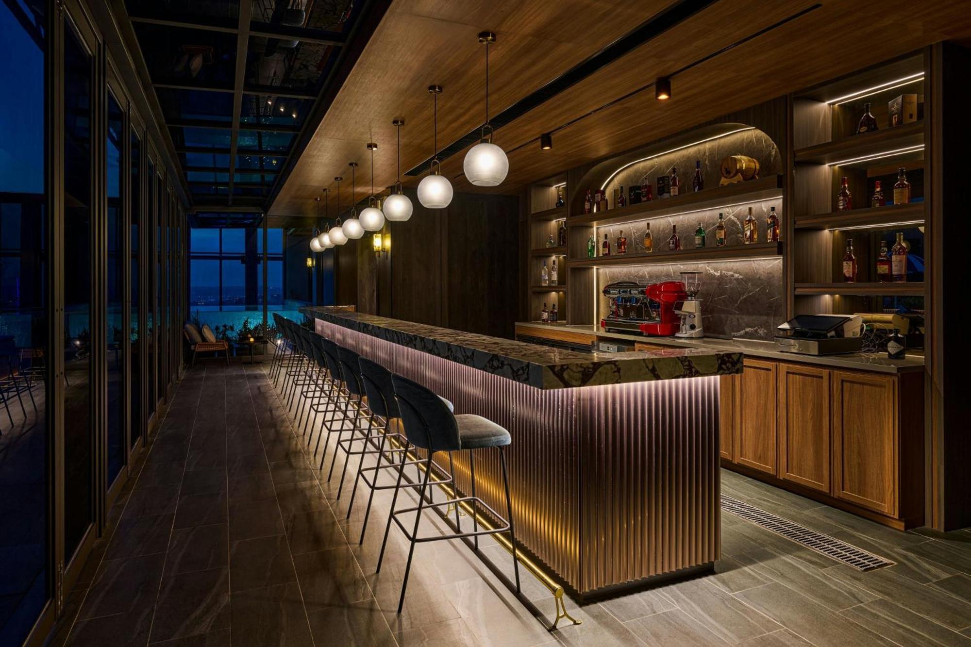 Le Meridien Đài Trung Ngoại thất bức ảnh The bar at the 360° Sky Lounge