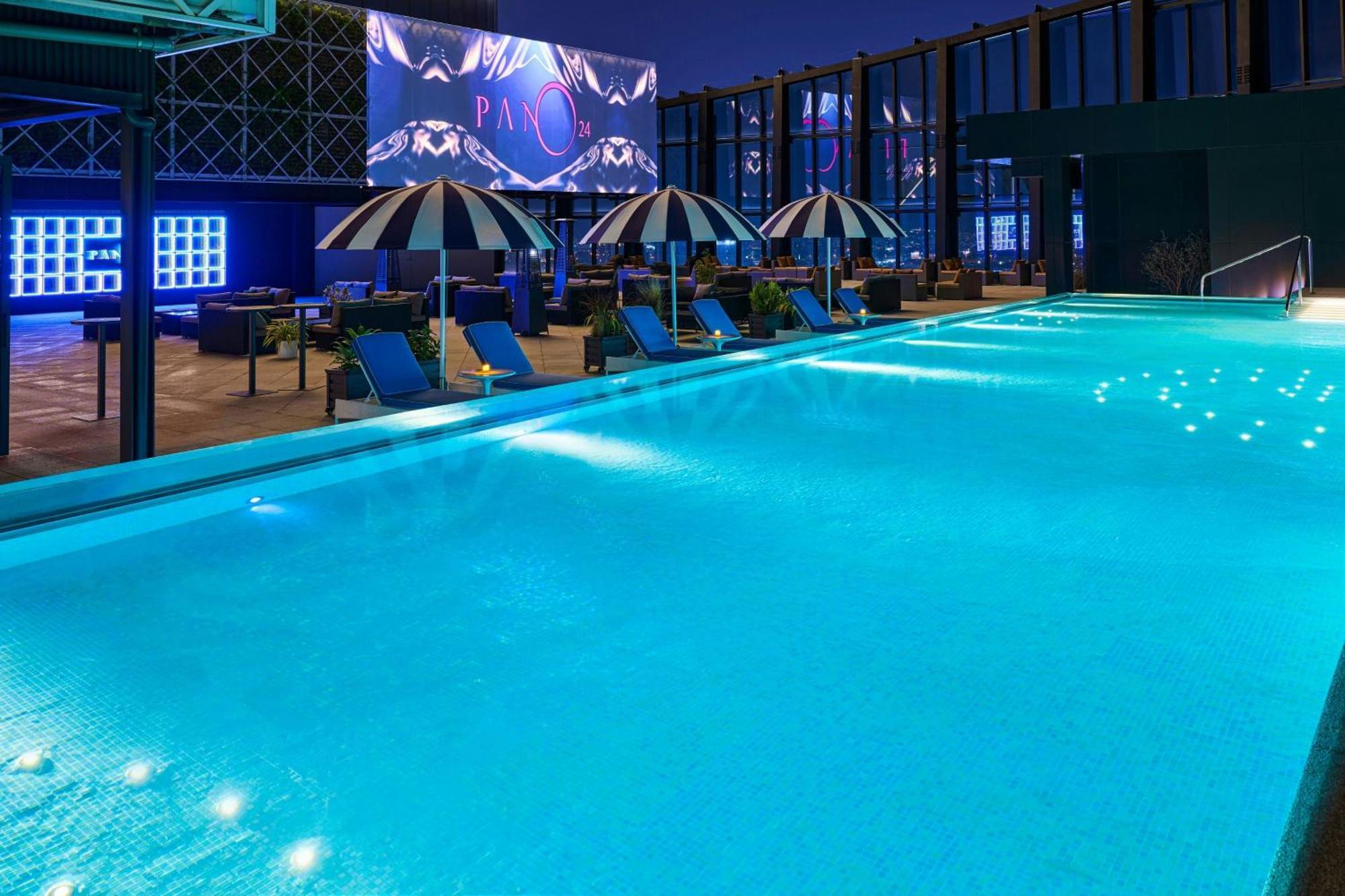 Le Meridien Đài Trung Ngoại thất bức ảnh The rooftop pool at the hotel